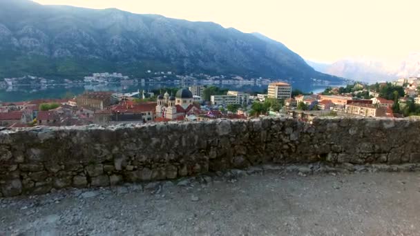 El casco antiguo de Kotor. Volando sobre la ciudad. Encuesta aérea por un — Vídeos de Stock