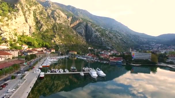 Posto barca e ormeggio per navi e yacht a Kotor. Baia di Koto — Video Stock