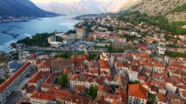 Eski Kotor şehir. Şehrin üzerinde uçan. Hava survey tarafından bir