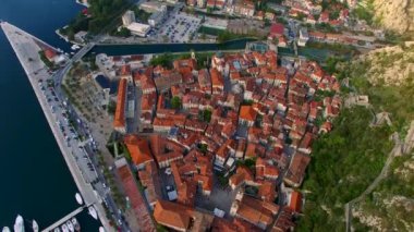Eski Kotor şehir. Şehrin üzerinde uçan. Hava survey tarafından bir