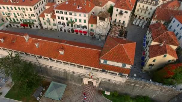 El casco antiguo de Kotor. Volando sobre la ciudad. Encuesta aérea por un — Vídeo de stock