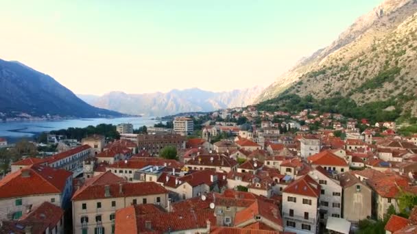 El casco antiguo de Kotor. Volando sobre la ciudad. Encuesta aérea por un — Vídeos de Stock