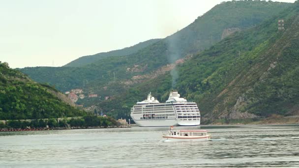 Stora kryssningsfartyg i fjärden av Kotor i Montenegro. Visa den från — Stockvideo