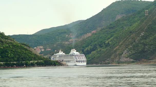 Enorme nave da crociera nella baia di Kotor in Montenegro. Una bellissima. — Video Stock