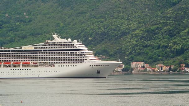 Obrovské výletní lodi v zálivu Kotor v Černé hoře. Krásný — Stock video