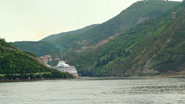 Круизный лайнер в Которском заливе в Черногории. Красивая — стоковое видео