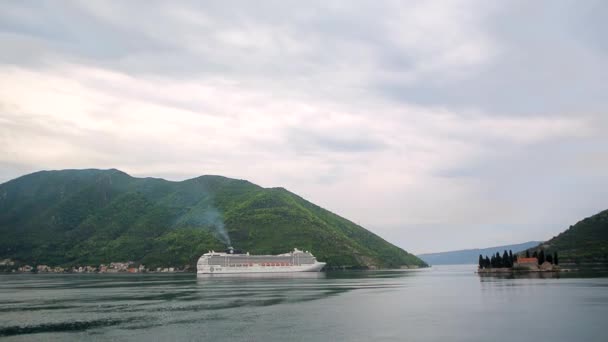 Grande navio de cruzeiro na Baía de Kotor, no Montenegro. Perto da ilha — Vídeo de Stock