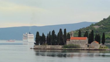 Büyük cruise gemi Karadağ Kotor Körfezi. Isla