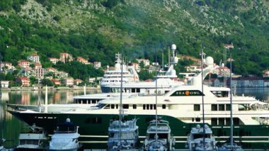 Kotor Körfezi Karadağ'ın büyük yolcu gemisi. Eski