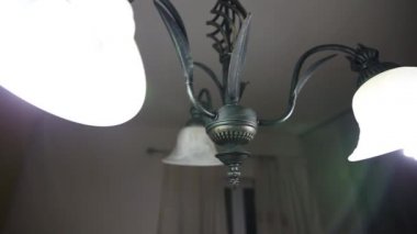Avize daire. Ceili üzerinde güzel bir avize