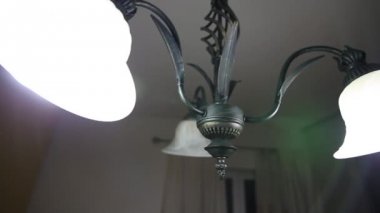 Avize daire. Ceili üzerinde güzel bir avize