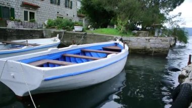 Ahşap tekneler su. Kotor Körfezi içinde Karadağ. Ma