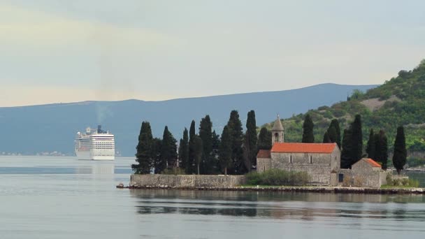 Μεγάλο κρουαζιερόπλοιο στον κόλπο του Κότορ στο Μαυροβούνιο. Κοντά το isla — Αρχείο Βίντεο