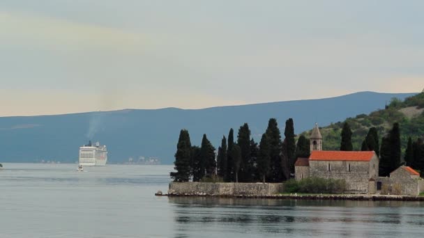 Μεγάλο κρουαζιερόπλοιο στον κόλπο του Κότορ στο Μαυροβούνιο. Κοντά το isla — Αρχείο Βίντεο