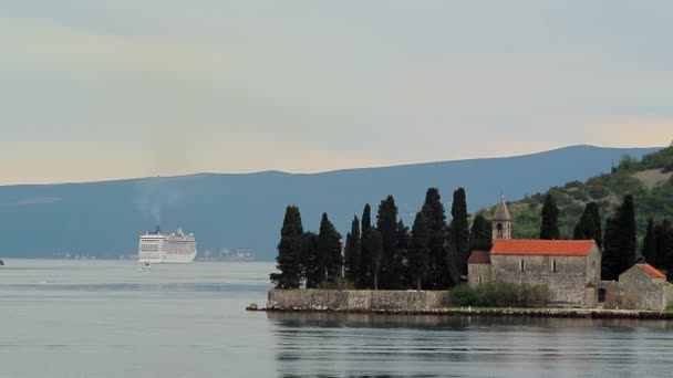 Μεγάλο κρουαζιερόπλοιο στον κόλπο του Κότορ στο Μαυροβούνιο. Κοντά το isla — Αρχείο Βίντεο