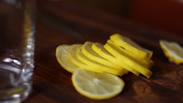 Приготування лимонаду — стокове відео
