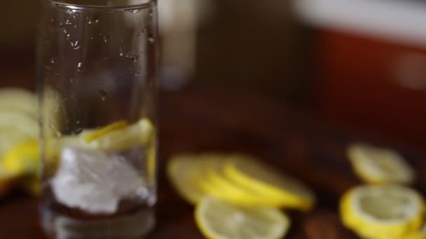 Приготування лимонаду — стокове відео