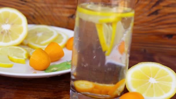 Подготовка лимонада — стоковое видео