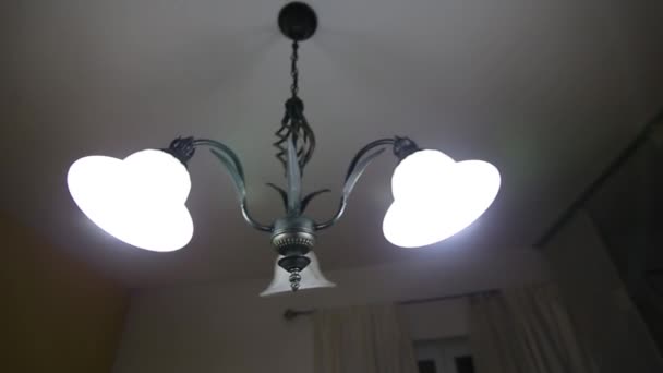 Lustre dans l'appartement. Un beau lustre au plafond 