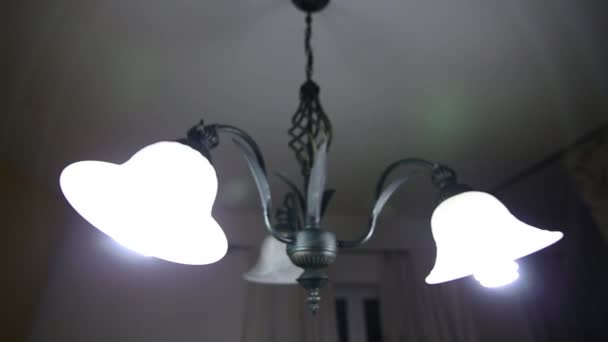 Lustre dans l'appartement. Un beau lustre au plafond 