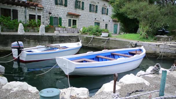 Barcos de madera en el agua. En la Bahía de Kotor en Montenegro. Ma. — Vídeos de Stock