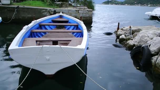 Dřevěné lodě na vodě. V zálivu Kotor v Černé hoře. Ma — Stock video