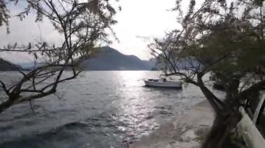Eski şehir, Perast Kotor Koyu'ndaki, Karadağ kıyısında. İnci