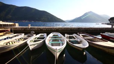 Ahşap tekneler su. Kotor Körfezi içinde Karadağ. Ma