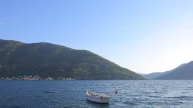 Eski şehir, Perast Kotor Koyu'ndaki, Karadağ kıyısında. İnci
