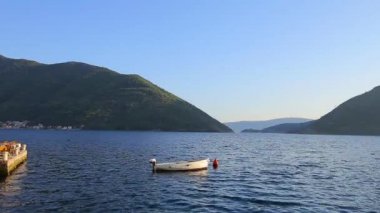 Eski şehir, Perast Kotor Koyu'ndaki, Karadağ kıyısında. İnci