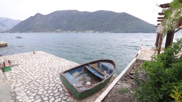 El barco está en la orilla. — Vídeos de Stock