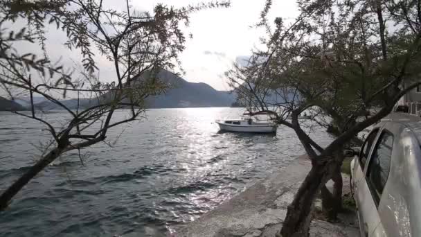 El casco antiguo de Perast en la orilla de la bahía de Kotor, Montenegro. Th — Vídeo de stock