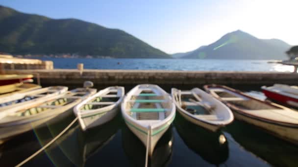 Houten boten op het water. In de baai van Kotor in Montenegro. Ma — Stockvideo