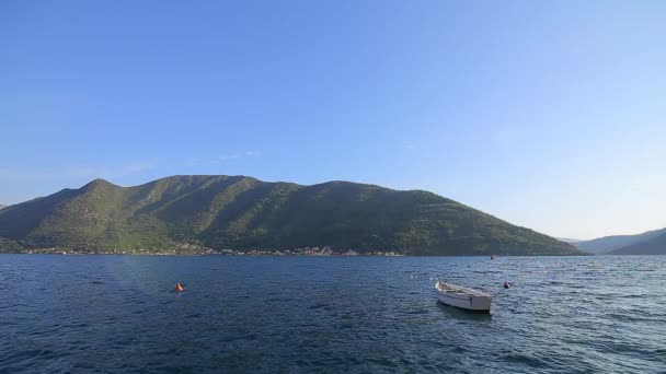 El casco antiguo de Perast en la orilla de la bahía de Kotor, Montenegro. Th — Vídeo de stock