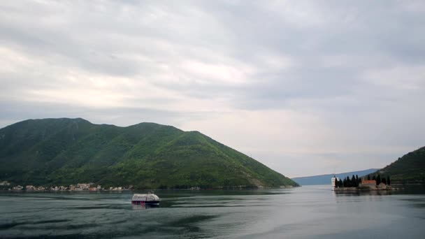 Touristenboot im Meer. Bucht von Kotor — Stockvideo