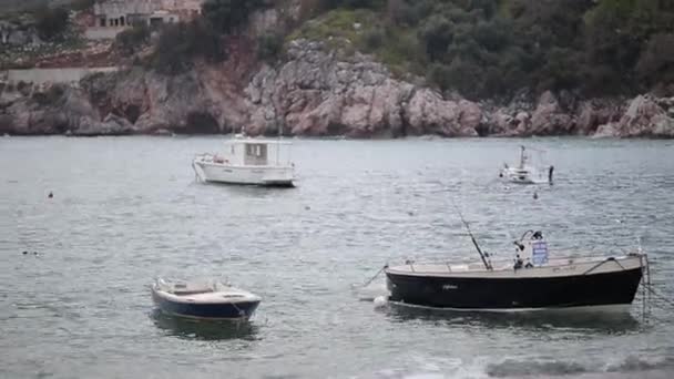 Rybářské lodě v zátoce Kotor — Stock video