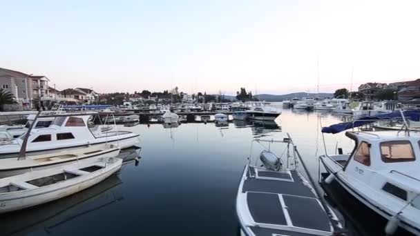 モンテネグロのマリーナの船 — ストック動画