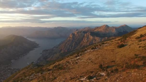 Baai van Kotor vanuit de hoogte. Uitzicht vanaf de berg Lovcen naar de baai — Stockvideo