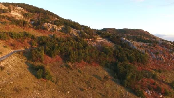 A Kotori-öbölben a magasból. Mount Lovcen kilátás az öbölre — Stock videók