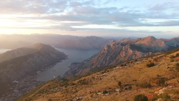 A Kotori-öbölben a magasból. Mount Lovcen kilátás az öbölre — Stock videók