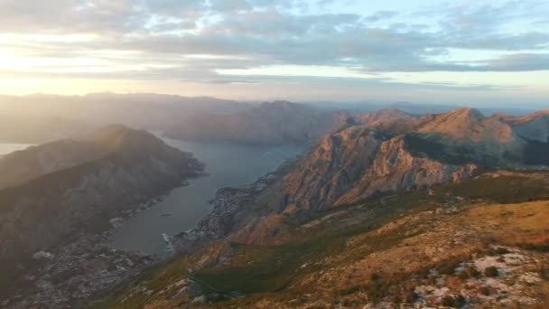 Teluk Kotor dari ketinggian. Pemandangan dari Gunung Lovcen ke teluk — Stok Video