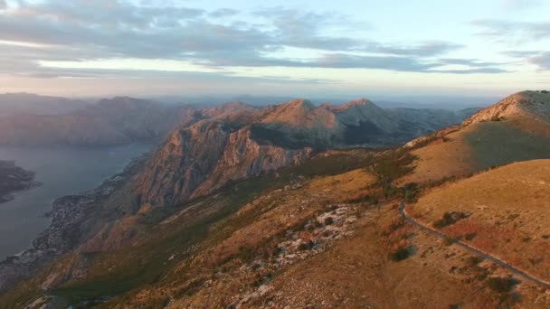 A Kotori-öbölben a magasból. Mount Lovcen kilátás az öbölre — Stock videók