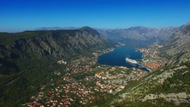 Kotor Körfezi tepelerden. Mount Lovcen için bay göster