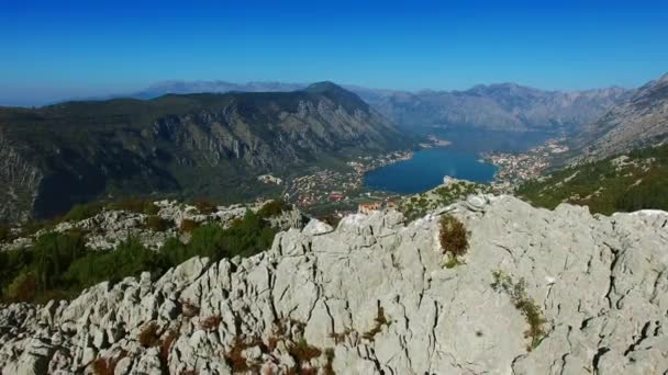 Bahía de Kotor desde las alturas. Vista desde el Monte Lovcen hasta la bahía — Vídeos de Stock