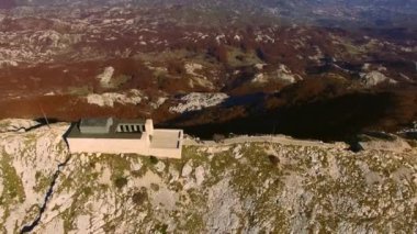 Karadağ'daki Mount Lovcen üzerinde Njegos Türbesi. Hava su