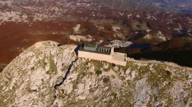 Karadağ'daki Mount Lovcen üzerinde Njegos Türbesi. Hava su