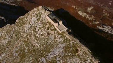 Karadağ'daki Mount Lovcen üzerinde Njegos Türbesi. Hava su