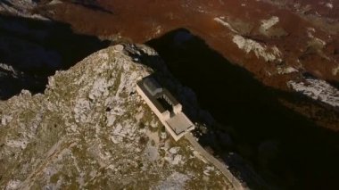 Karadağ'daki Mount Lovcen üzerinde Njegos Türbesi. Hava su