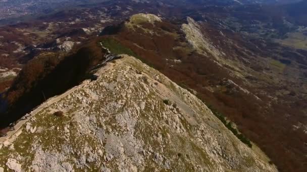 Karadağ'daki Mount Lovcen üzerinde Njegos Türbesi. Hava su — Stok video