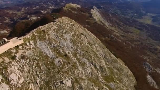 Mausolée de Njegos sur le mont Lovcen au Monténégro. Su aérien — Video
